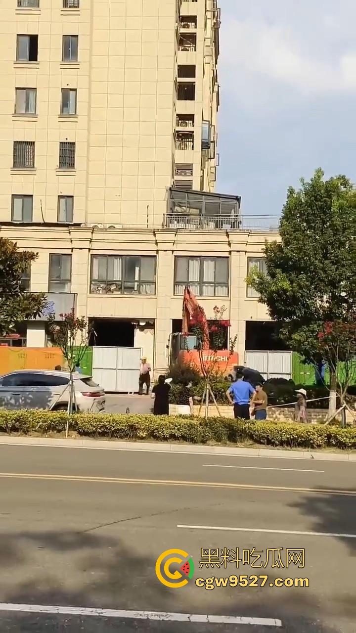 安徽霍山景秀蓝湾小区，一楼住户挖地下室导致整栋楼倾斜，整栋楼瞬间成为危房，遇上这种邻居也是倒了大霉！-2