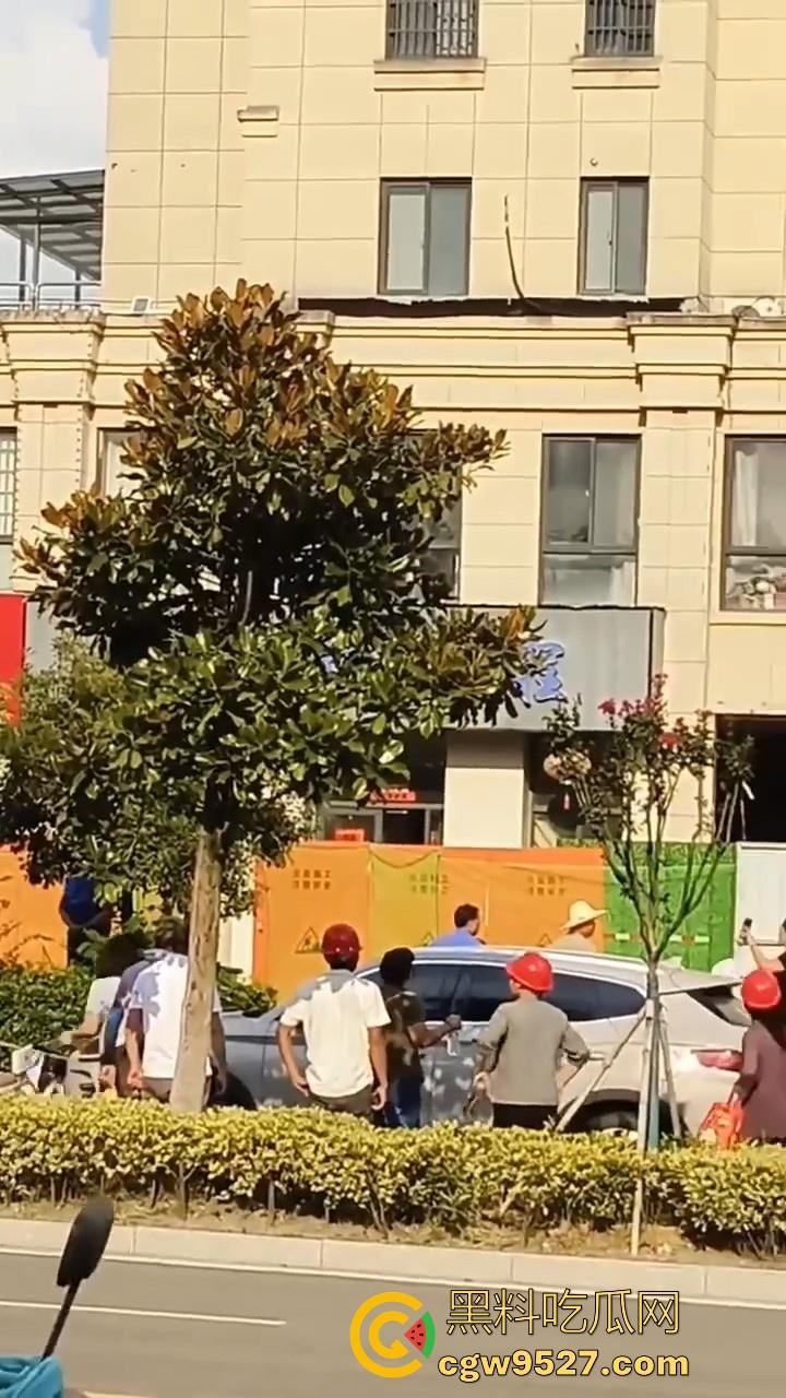 安徽霍山景秀蓝湾小区，一楼住户挖地下室导致整栋楼倾斜，整栋楼瞬间成为危房，遇上这种邻居也是倒了大霉！-5