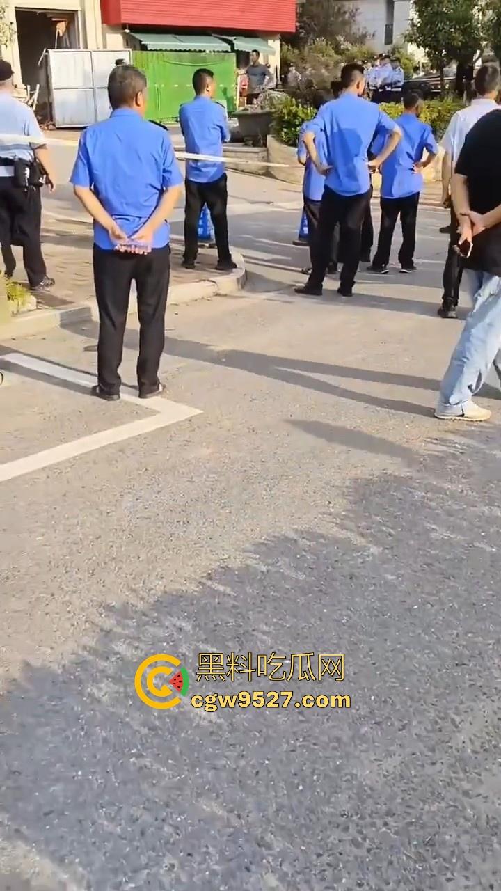 安徽霍山景秀蓝湾小区，一楼住户挖地下室导致整栋楼倾斜，整栋楼瞬间成为危房，遇上这种邻居也是倒了大霉！-7