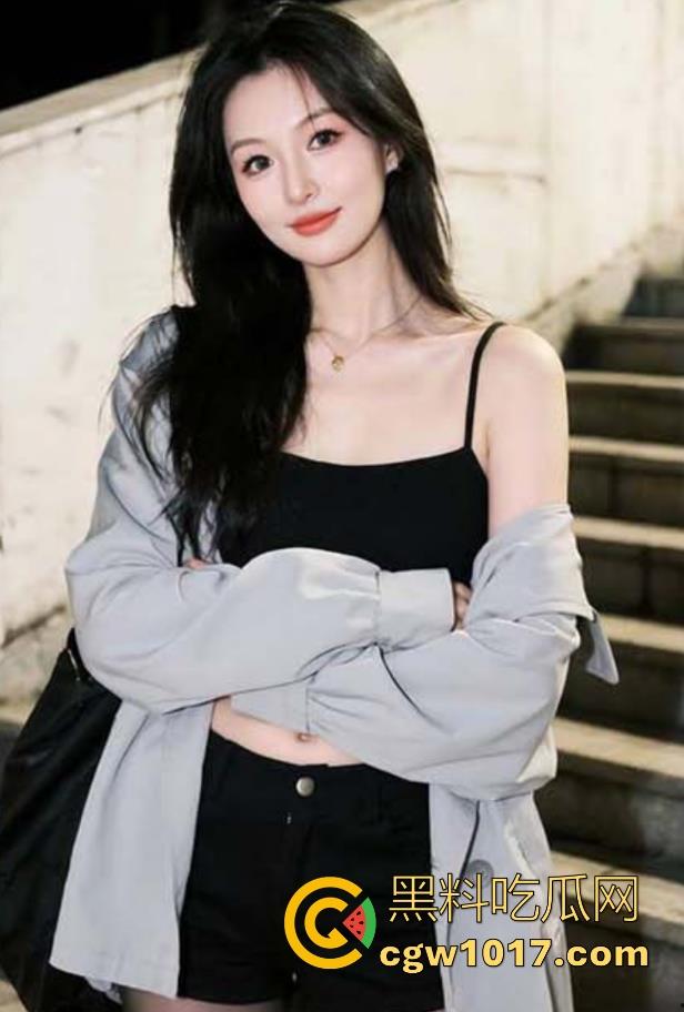 和嫂子很肆无忌惮偷情，开门操被人偷听，楼道转转战回房间继续，没忍住又一次射到嫂子的骚逼里！-3