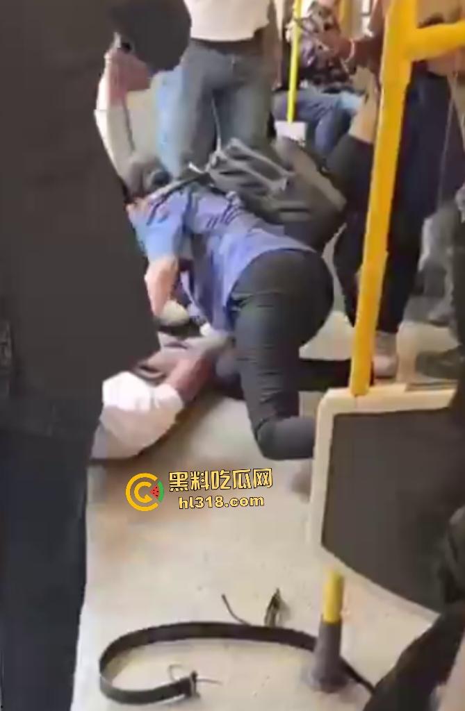 伦敦地铁黑人直接脱裤子露屌，站着玩手机还偶尔甩来甩去，白人看不惯直接叫周围人一起暴揍！-7