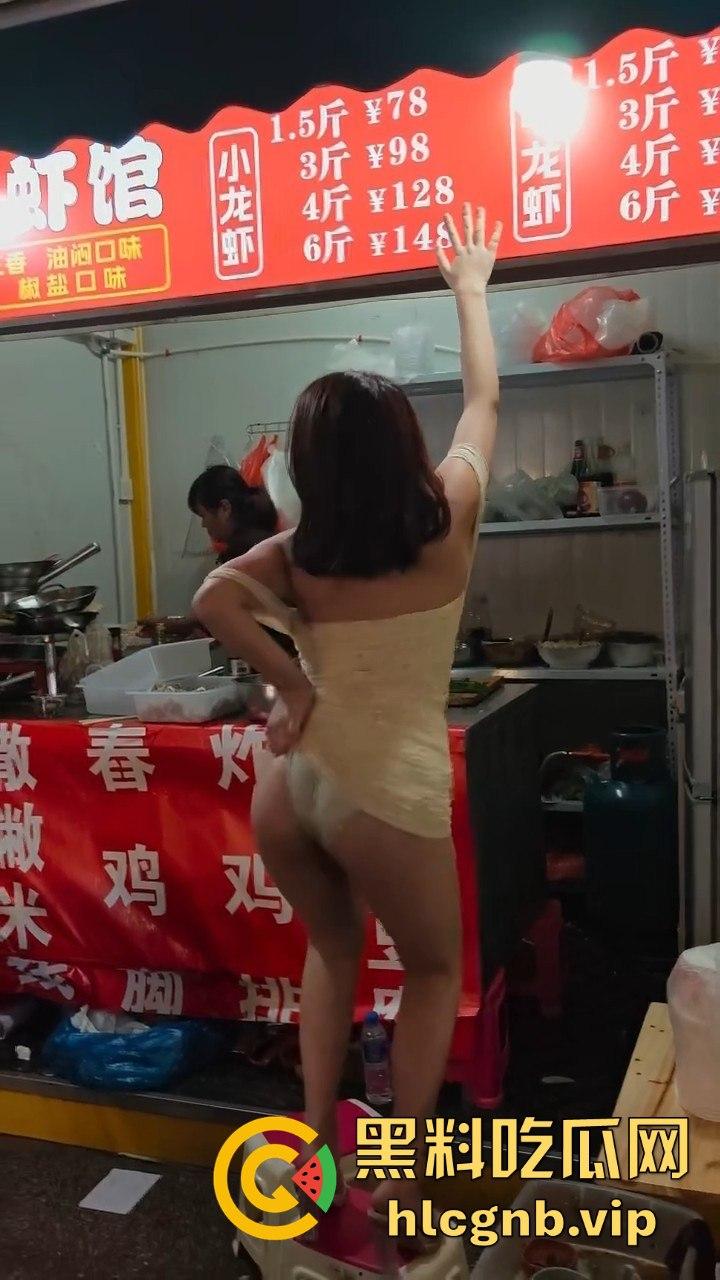 夜市龙虾吃多了，小骚货直接开舞内裤全露，酒吧里的福利竟然在夜市上演！-5