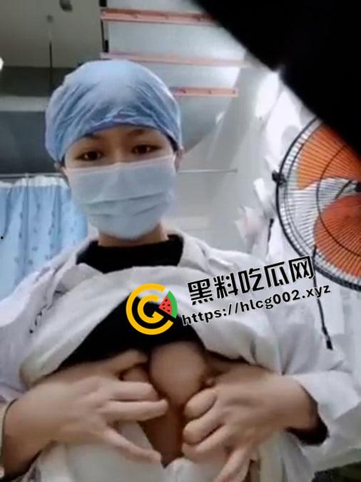反差骚护士！更衣室内露出巨乳骚逼  差点被护士长发现 白色大褂下的骚穴淫水四射 绝对反差-4