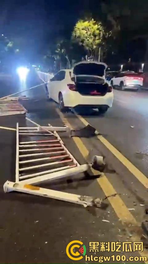 痛心！汕头长江路突发悲剧，电动车男子与汽车相撞瞬间丧命，汽车冲毁护栏-1