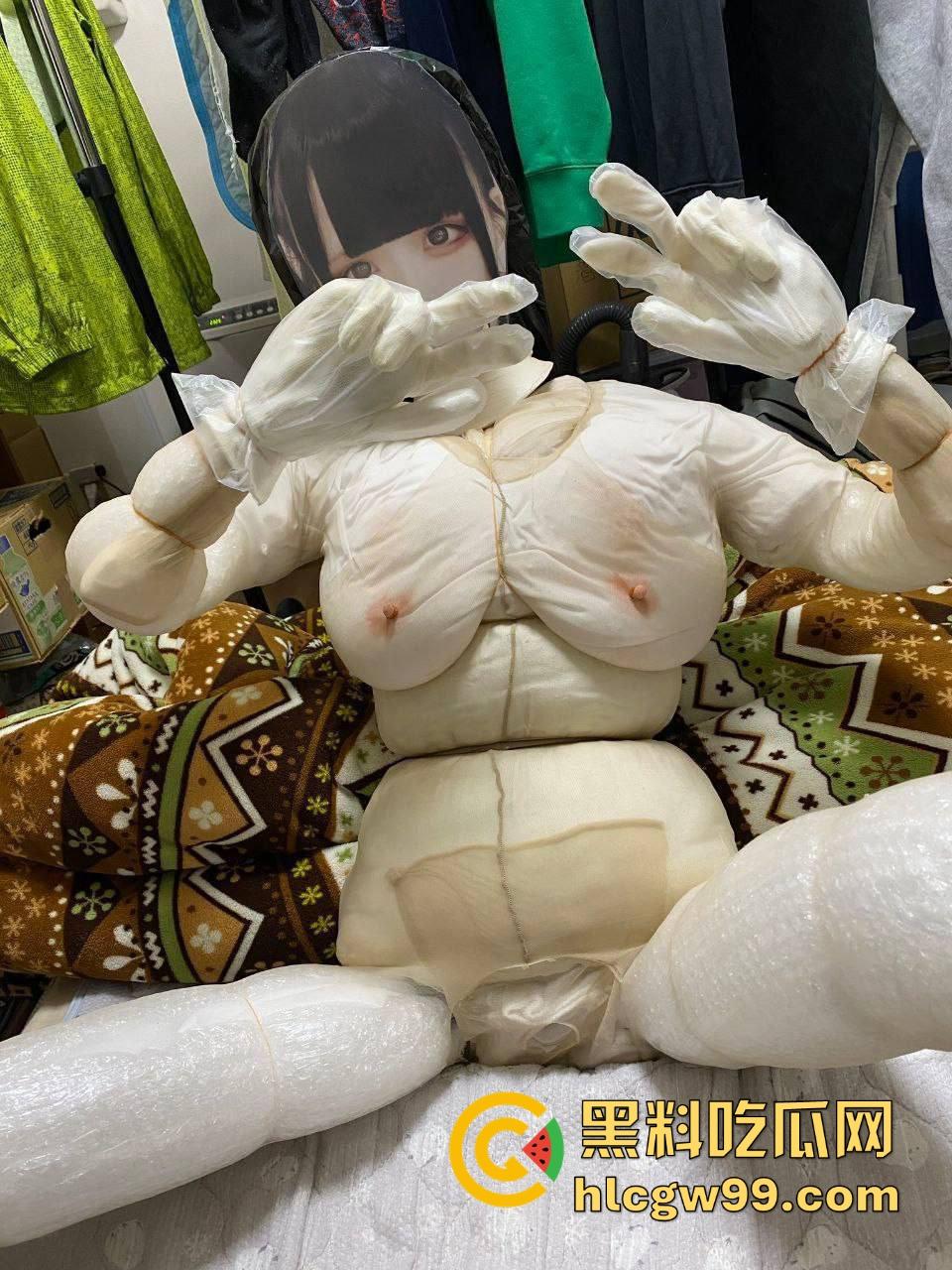 高手在民间！牛人自制毛巾纸人娃娃，硅胶保安娃娃眼珠子都吓掉了，兄弟你能不能整点阳间的玩意儿？-3