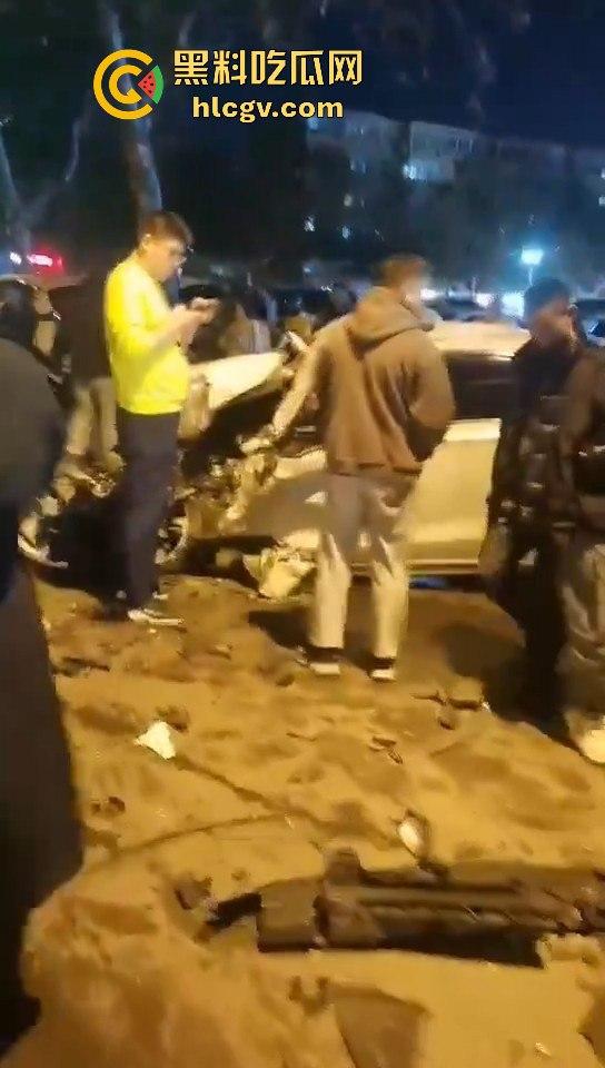 青岛人民路水泥罐车疯狂逆行撞上五十余辆车！司机一边撞一边大骂报复社会，车祸视频曝光！-13