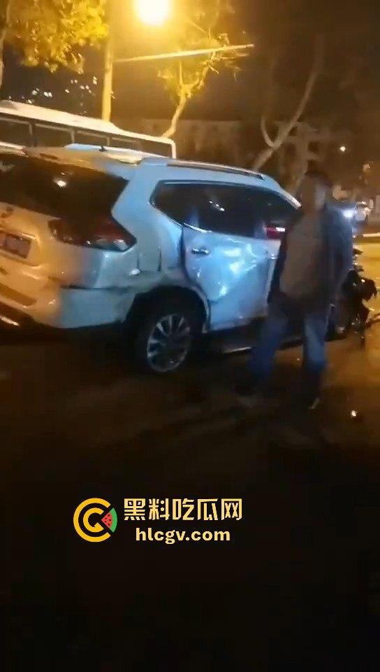 青岛人民路水泥罐车疯狂逆行撞上五十余辆车！司机一边撞一边大骂报复社会，车祸视频曝光！-14