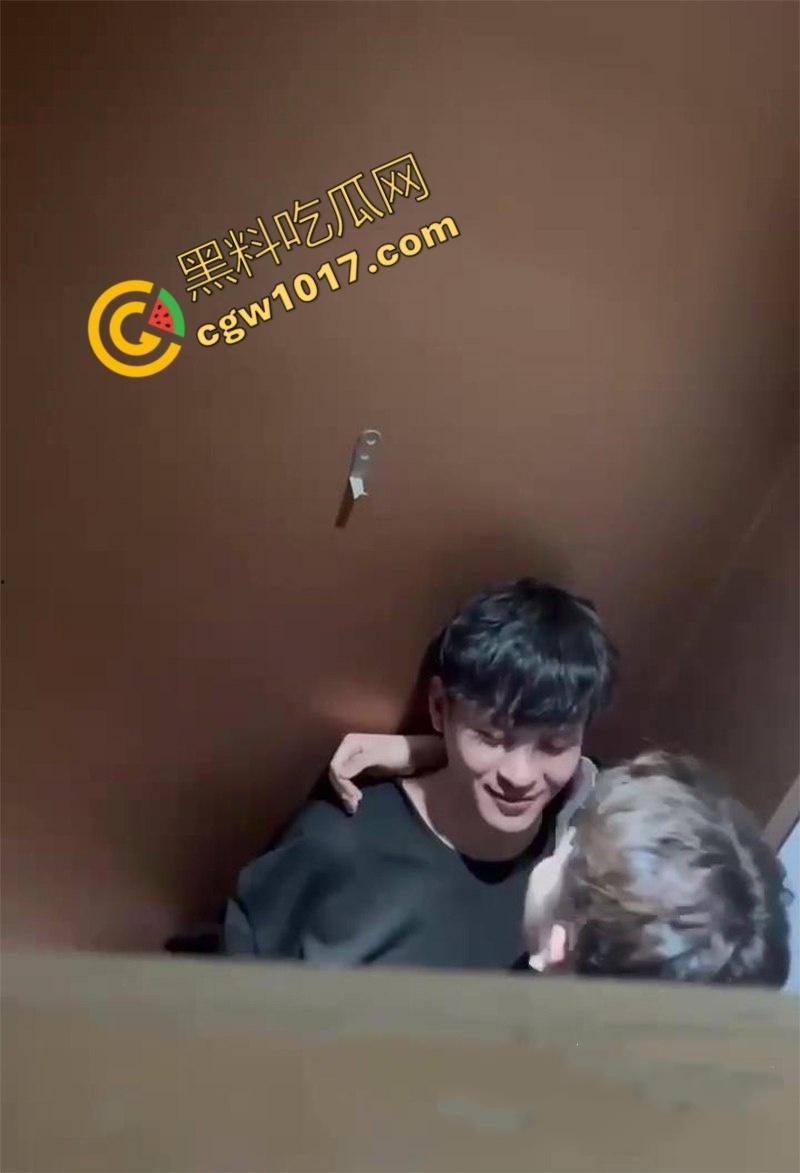 江苏男同约炮闹乌龙：两对公鸳鸯幽会配错对，厕所基情舌吻，酒店狂欢激情后入，画面刺激震碎三观-10