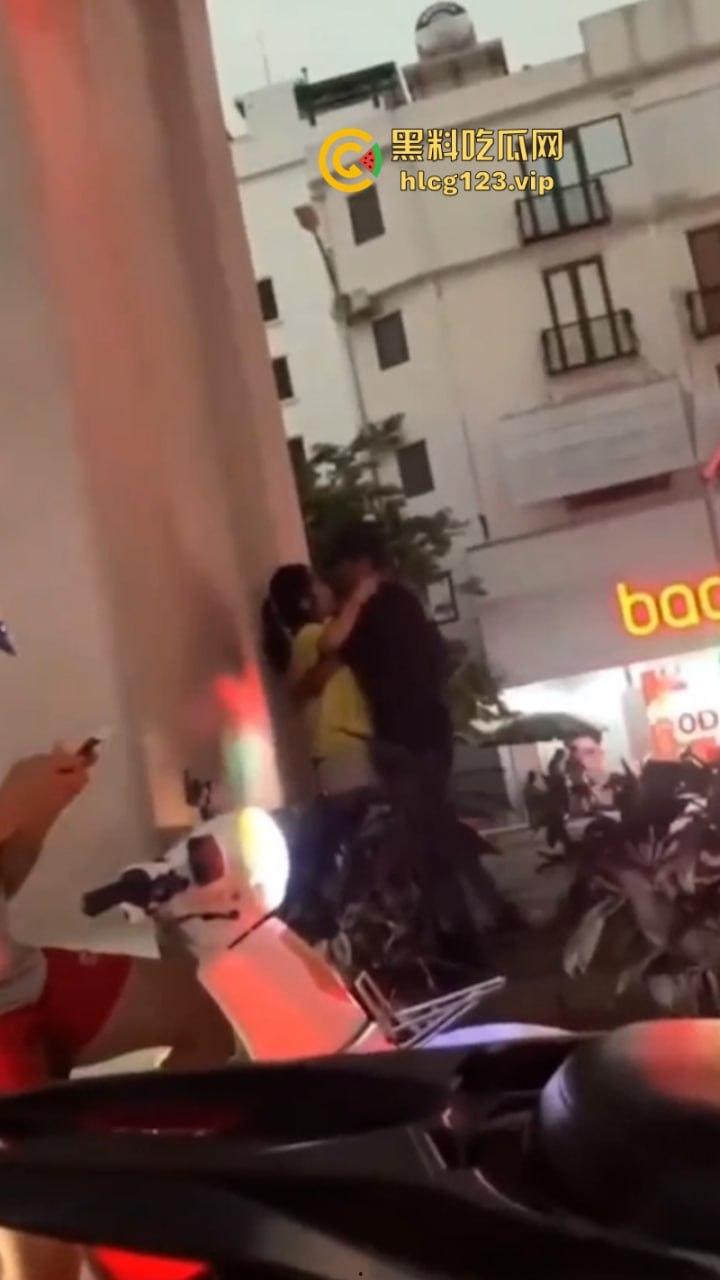 太过分了！一男子在人来人往的天桥下哄骗少女扒人家裤子后入！-1