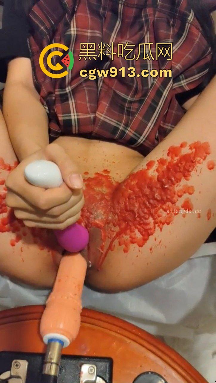 极致的SM调教，蜡水滴逼炮机伺候，调教还不过瘾拳头加码，洞中泉水喷涌，超级骚痒的逼！-5
