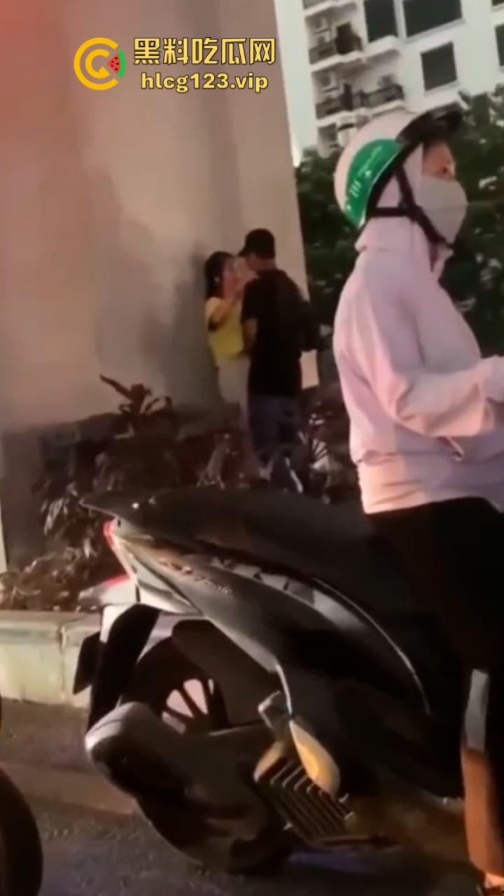 太过分了！一男子在人来人往的天桥下哄骗少女扒人家裤子后入！-3