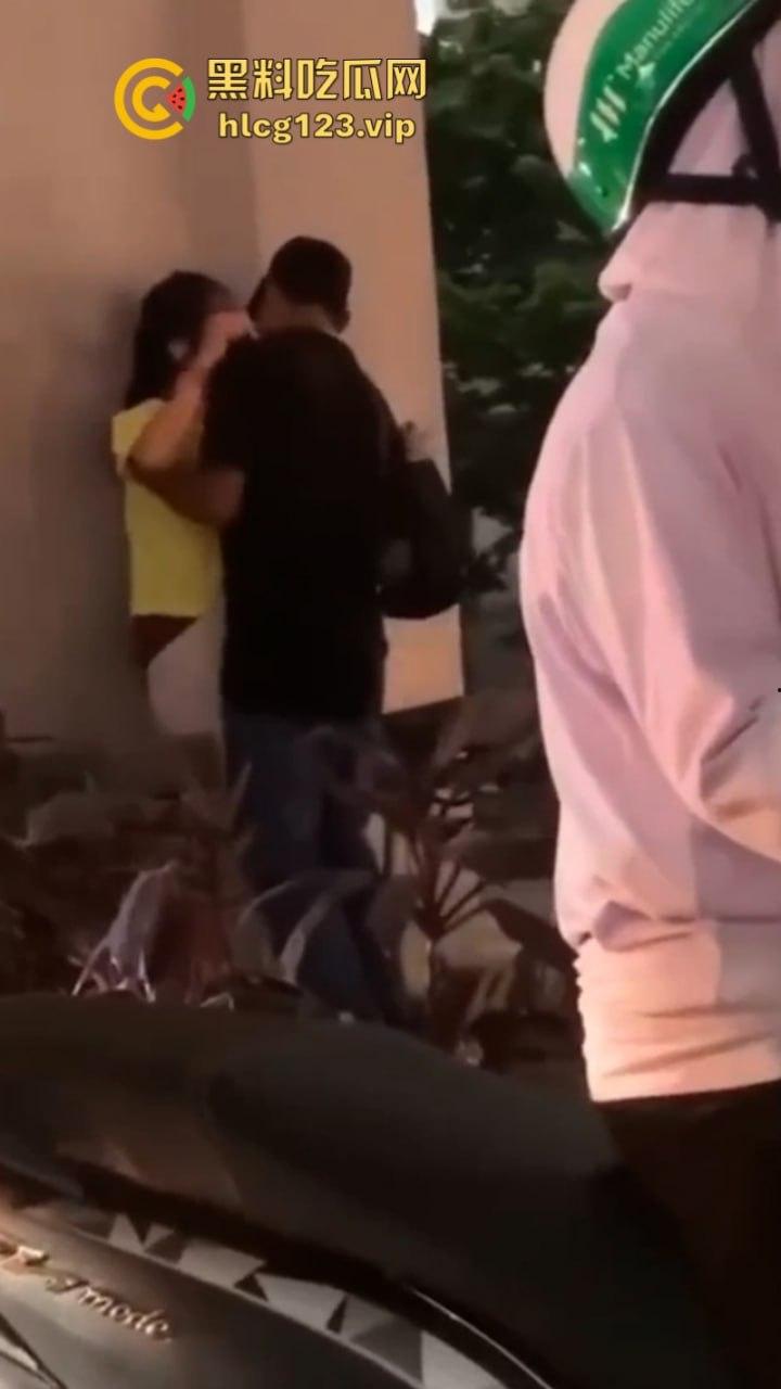 太过分了！一男子在人来人往的天桥下哄骗少女扒人家裤子后入！-4