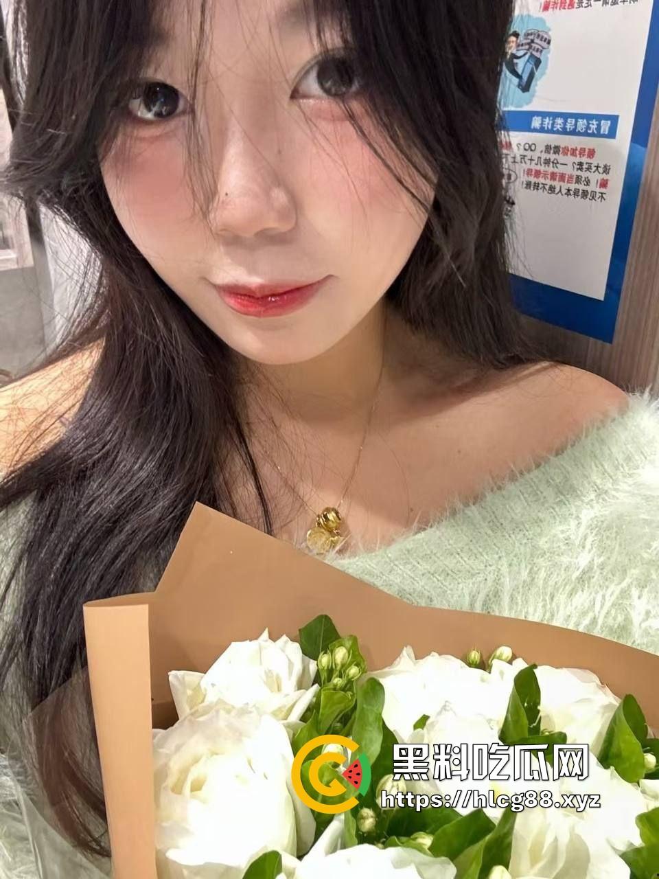 苏州微胖反差大三学姐【邵瑶微】自拍曝光，小脸蛋可爱得要命，私下却是骚货，和男友操天视频流出！-5