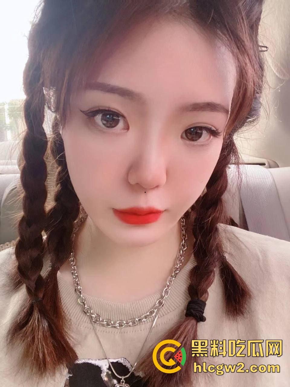 独家爆料！26岁母狗女友【孟可心】夜宿不归 长款毛衣显腿长，肥臀粉嫩鲍水嫩得想直接顶进去看得人想狠干！-2