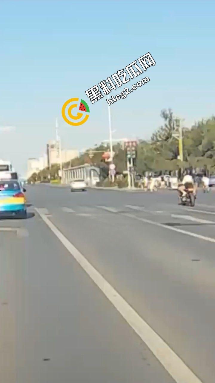 西夏万达摩托车祸 女骑士飙车撞上出租车 撞飞重摔在地 仙女脸被磨去一半 惨不忍睹-2