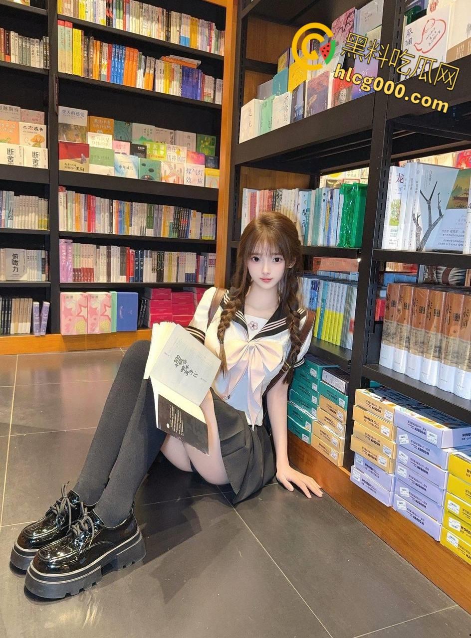 可爱福利姬【锅锅酱】，白丝女仆装自拍泄露，女上位狂插奶子晃动淫叫不断，按住屁股疯狂抽插！-3