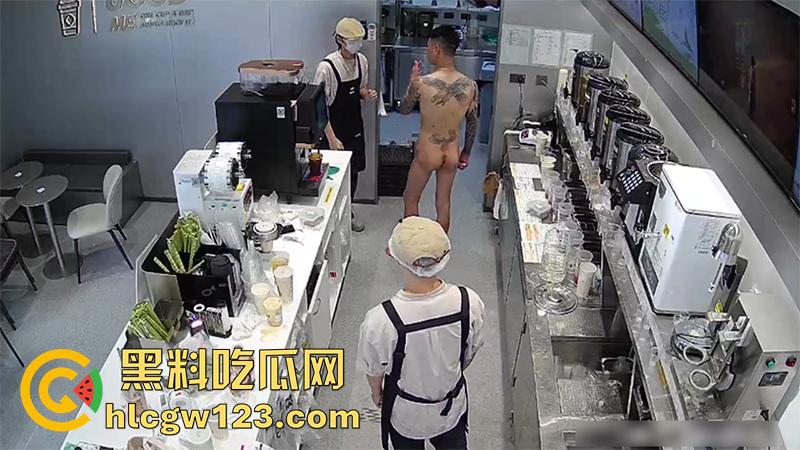 广东纹身精神小伙，吸毒后精神失常，全裸持刀冲入奶茶店，疯狂捅杀客人，全程无一人上前帮忙！-3