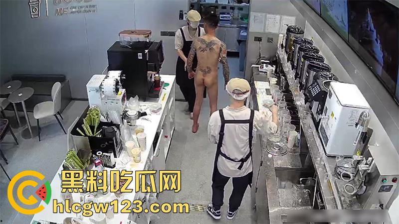广东纹身精神小伙，吸毒后精神失常，全裸持刀冲入奶茶店，疯狂捅杀客人，全程无一人上前帮忙！-4