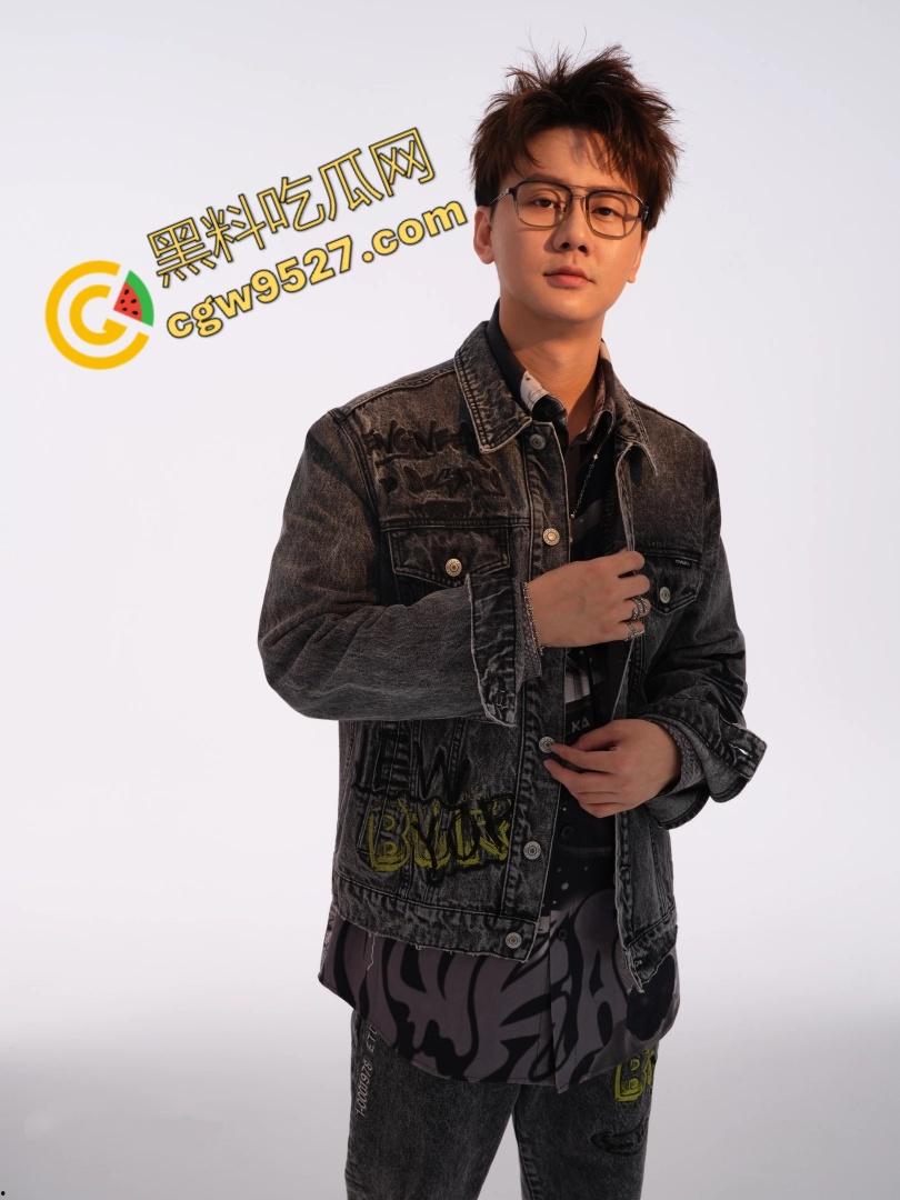 武汉知名博主【陶白白】因妻子出轨官宣离婚！妻子巨乳E杯高颜值 全裸秀身材火爆全网！-13