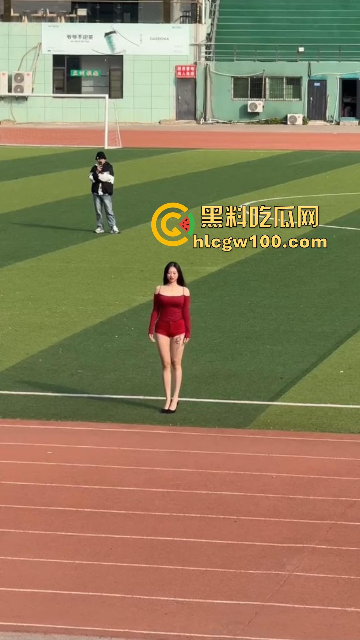 广州财经大学女大学生骚的在操场拍擦边视频，旁边男大看的枪都快走火，结果加微信被当场打脸，局面尴尬变名画！-1