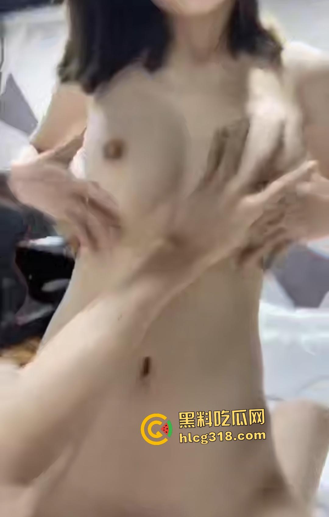 外卖小哥送餐变约炮！浴巾骚女勾引，换电竞酒店女上位狂操，两个奶头被小哥点住，不愧是送外卖的手真大！-6