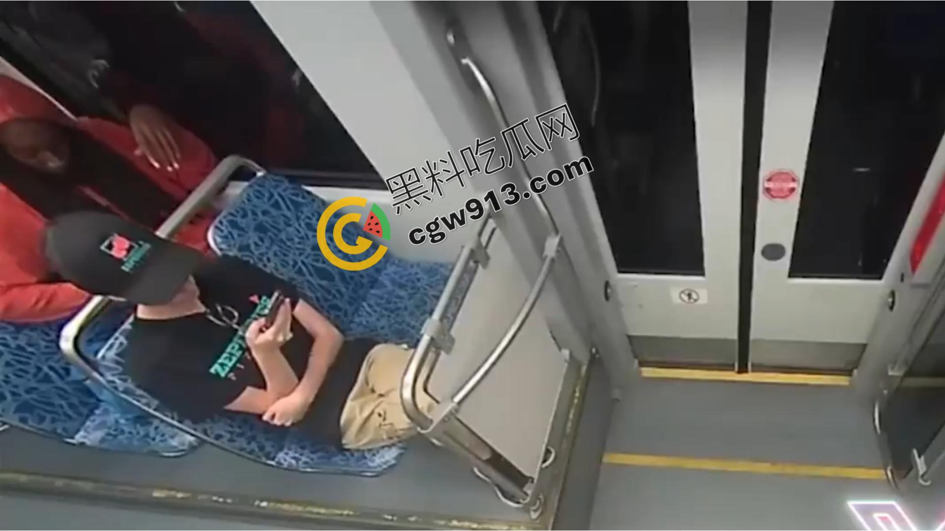 乌克兰难民赴美梦断轻轨：陌生男子无故刺喉夺命，年轻女子血染车厢，引发社会关注-1