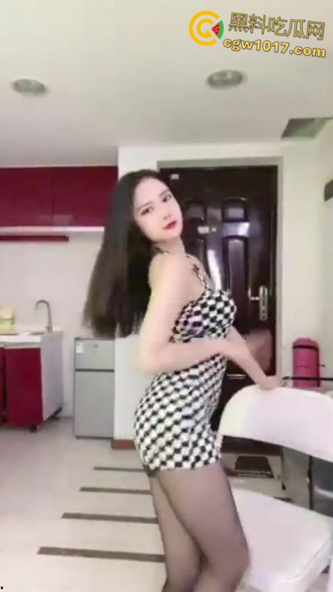 花椒主播【小芊芊呐】，付费直播间大秀，高颜值情趣装诱惑，吊带黑丝裸舞自慰， 掰开私处粉嫩肉缝淫水泛滥！-7