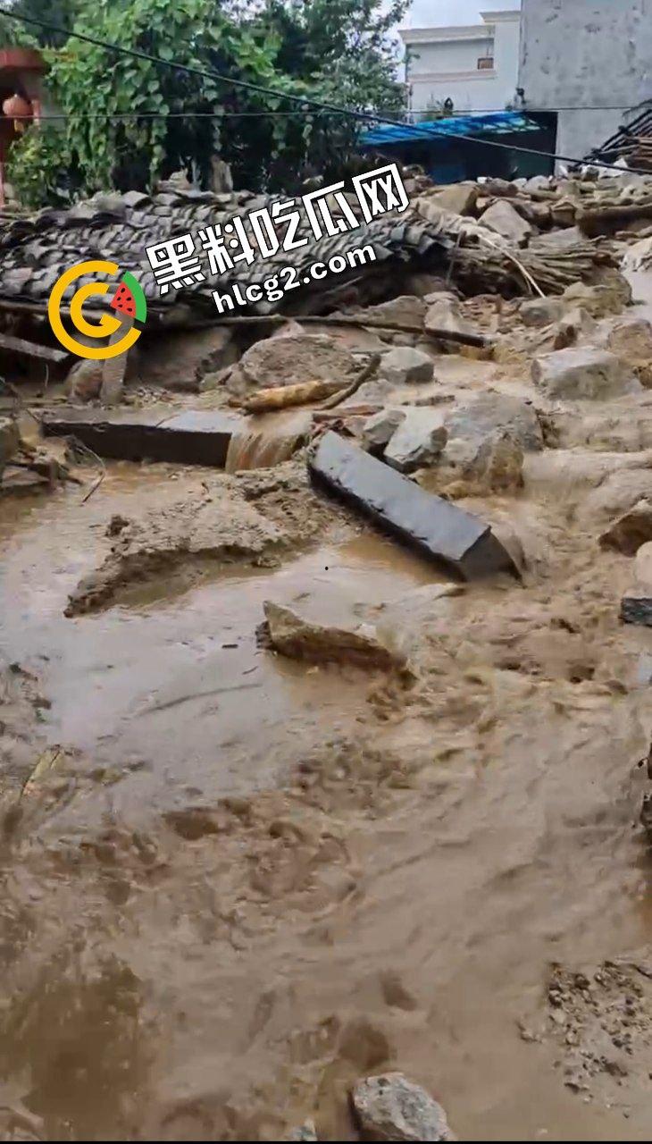 四川阿坝州九寨沟 恶劣天气导致山洪爆发泥石流 现场一片狼藉 消防人员救灾时被冲走！-6