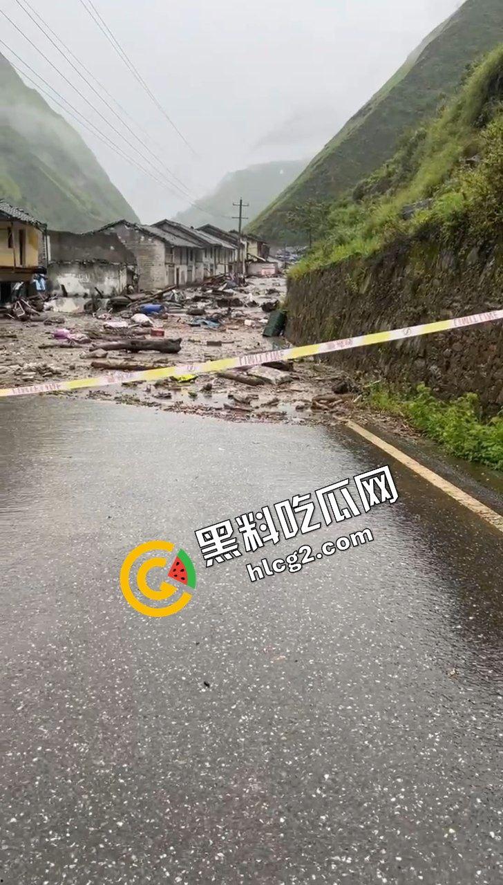 四川阿坝州九寨沟 恶劣天气导致山洪爆发泥石流 现场一片狼藉 消防人员救灾时被冲走！-8