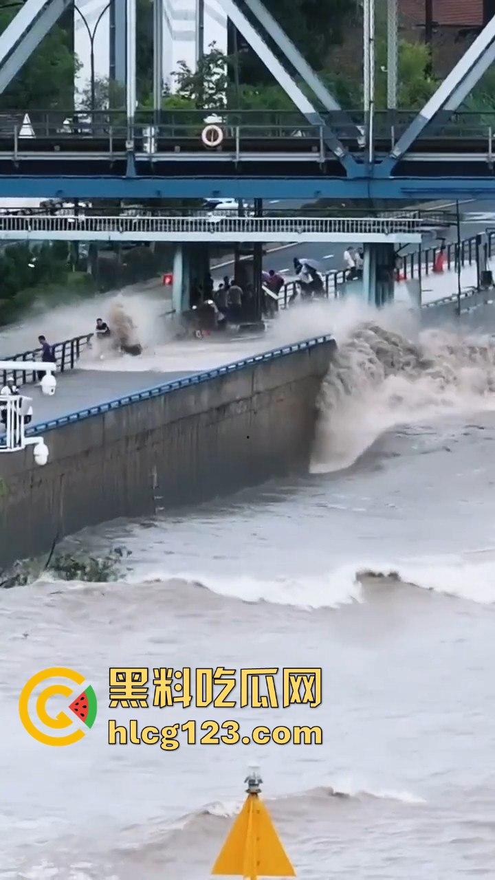 台风普拉桑来袭，钱塘江大潮buff叠加，围观群众瞬间被吞没！看个潮水直接被干翻！-1
