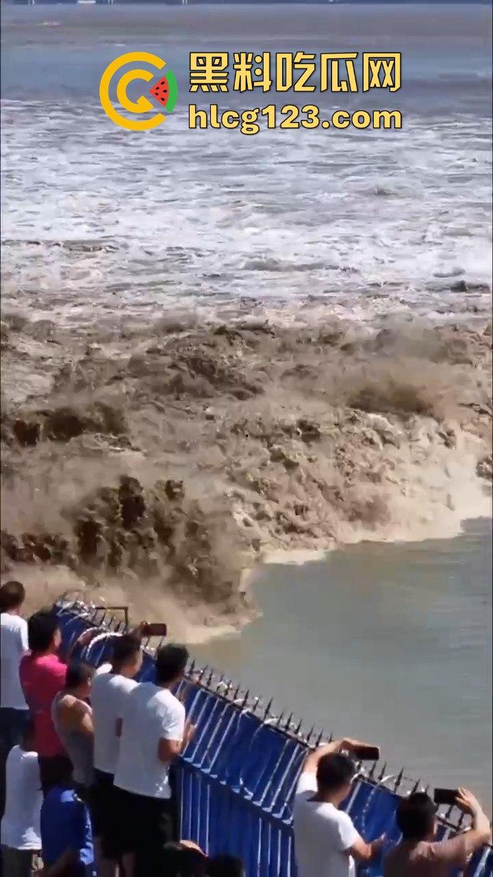 台风普拉桑来袭，钱塘江大潮buff叠加，围观群众瞬间被吞没！看个潮水直接被干翻！-9