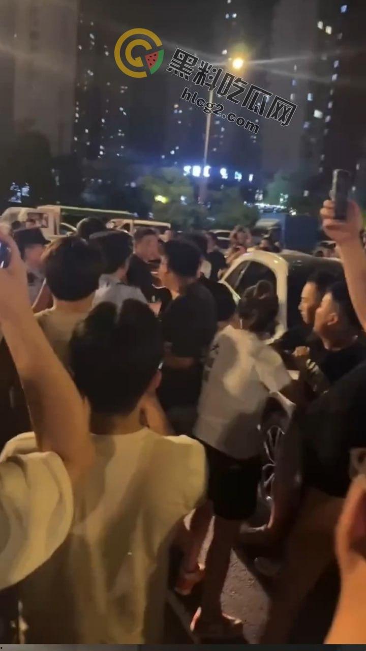 南京“鬼市”风波！城管出动遭摊贩围攻，居民喊话整顿占道经营-6