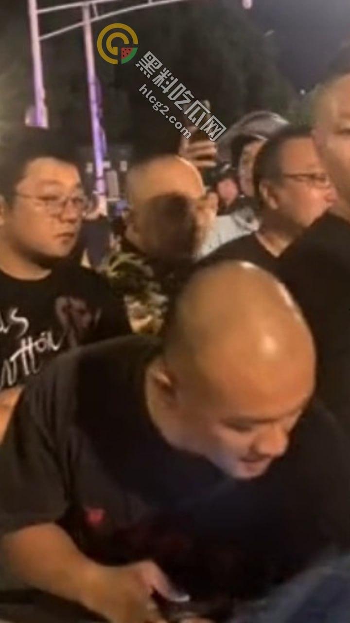 南京“鬼市”风波！城管出动遭摊贩围攻，居民喊话整顿占道经营-10