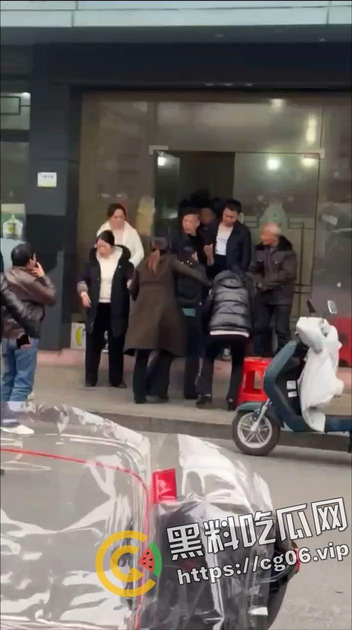 浙江衢州开化县吴某当街杀妻然后果断自杀 两人均抢救无效死亡 现场录像流出-2