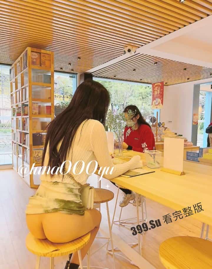 露脸天花板级别 魔鬼身材露出艺术家 推特福利姬#娜娜 闹区饭店街边挑战各种人前露出 无内游走地铁街头 公众场合玩跳蛋 强的离谱！-6