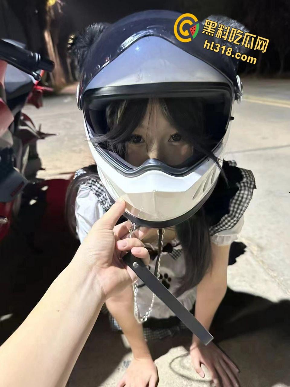 机车圈总是让人意想不到，春风车主完成主人的任务，性感黑丝女仆跪地任人调教，当街栓狗溜圈 ！-3