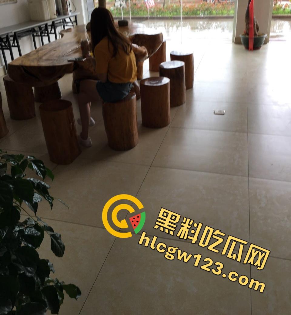 海角王者神级操作震惊全网孝子！迷晕亲妈趁父不在狂操肥B，完事后又向同学炫耀战利品！-3