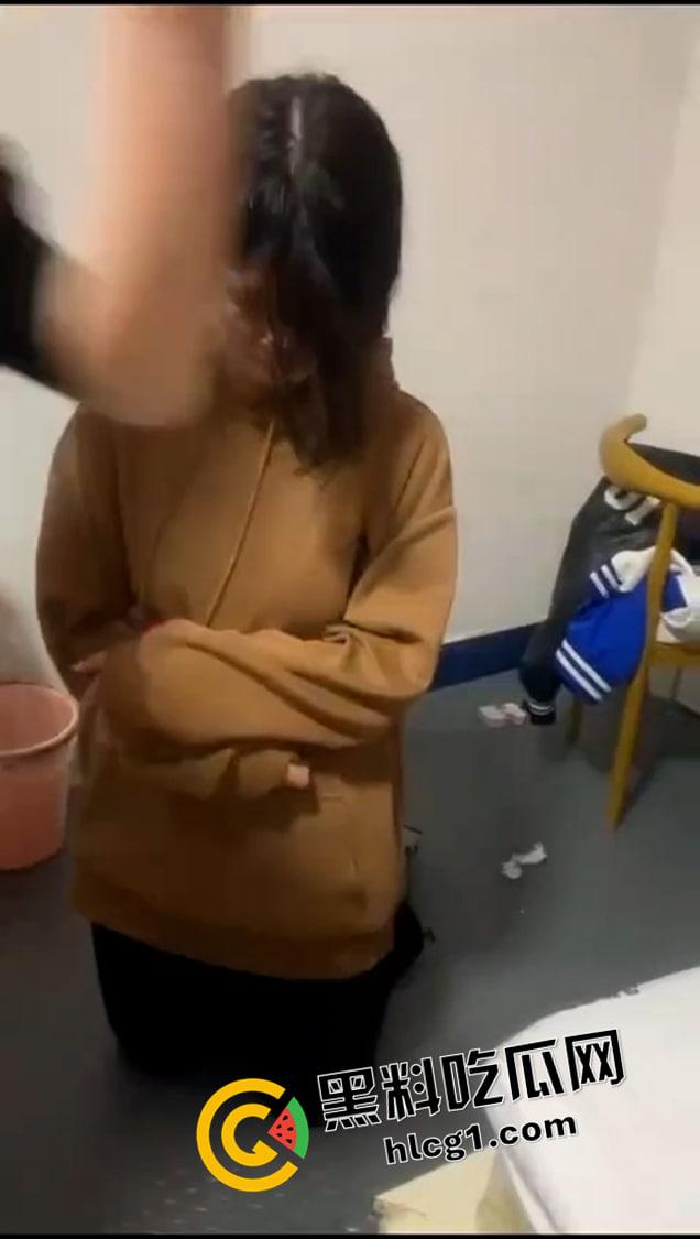 好姐妹就要一起被霸凌！两姐妹相继被教训 脱掉胸罩 羞辱到落泪 现场视频流出-3