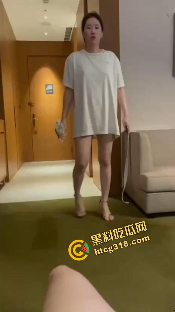 一声令下就张嘴，她跪着舔完全程不敢抬头，我才明白舔狗活该当沸羊羊，兄弟别再当沸羊羊了当主人才爽！-1