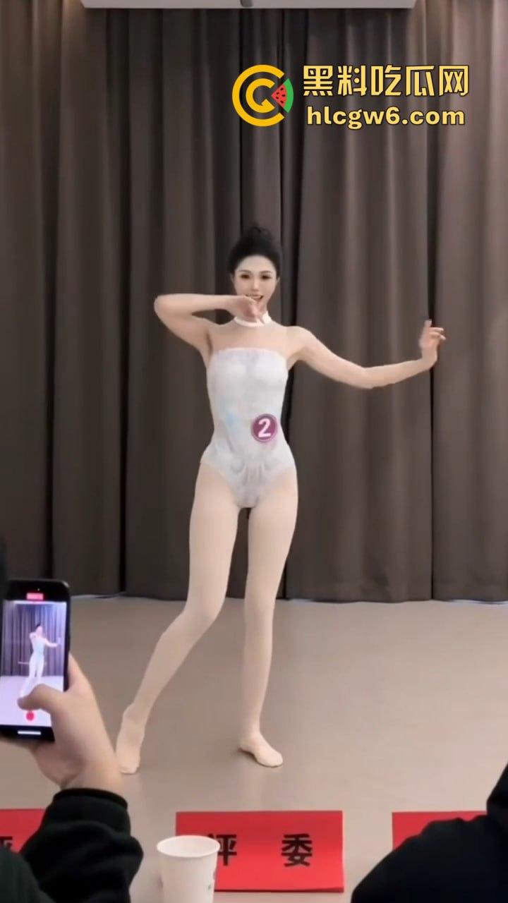 苏州舞蹈生面试白嫩大腿一字马惊艳评委，老师白天高分晚上酒店开腿猛草，专业评分瞬间变成床上实战！-3