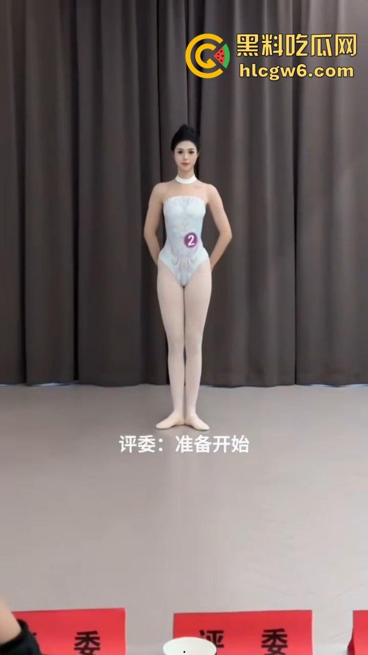 苏州舞蹈生面试白嫩大腿一字马惊艳评委，老师白天高分晚上酒店开腿猛草，专业评分瞬间变成床上实战！-4