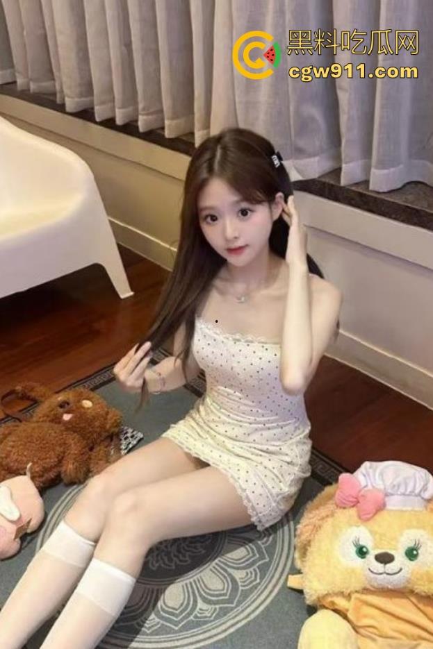 趁老婆熟睡淫欲大发，当着老婆面插入女儿，无情猛捅白嫩小穴，无套内射流满爱液的身体！-3