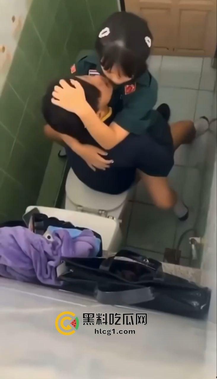 炸裂大瓜！泰国一军校 饥渴小情侣厕所双人运动 快活之际惨遭偷拍 视频曝光后女孩轻生-5