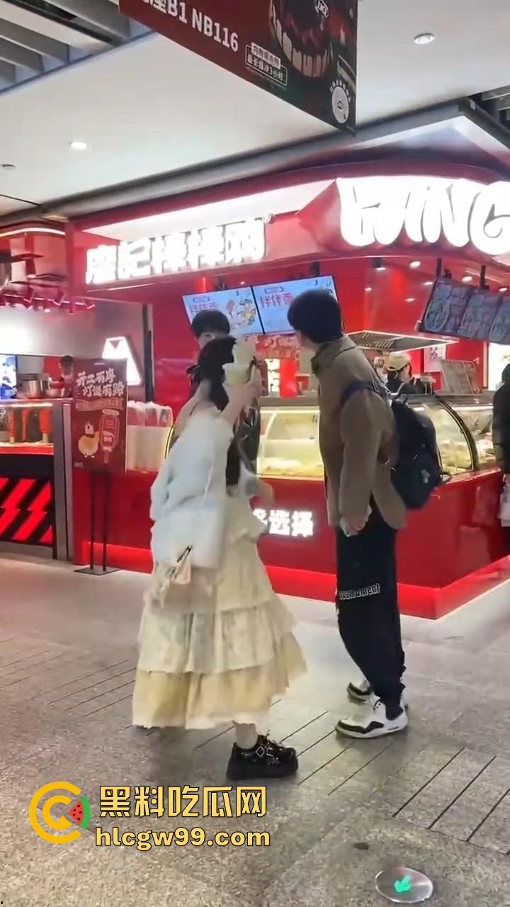 洛丽塔小仙女劈腿实锤，脚踏两只船，花着这个的钱睡着那个的，还在廖记棒棒鸭装委屈，双标程度离谱！-2