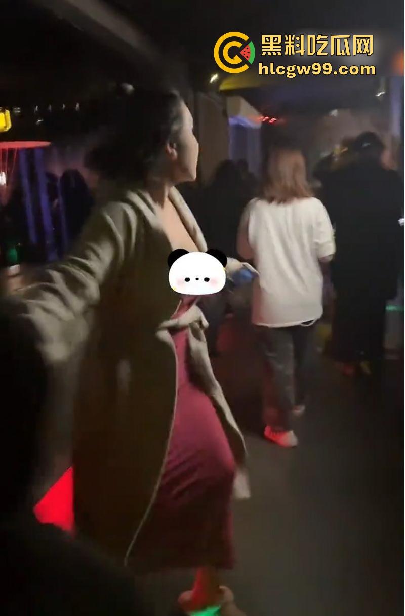 抖音热梗！整容大奶老仙女，夜店玩竟被猥琐男，用鸡巴乱蹭抓现行，哥们真是饿了啊 这也能下的去手。-6