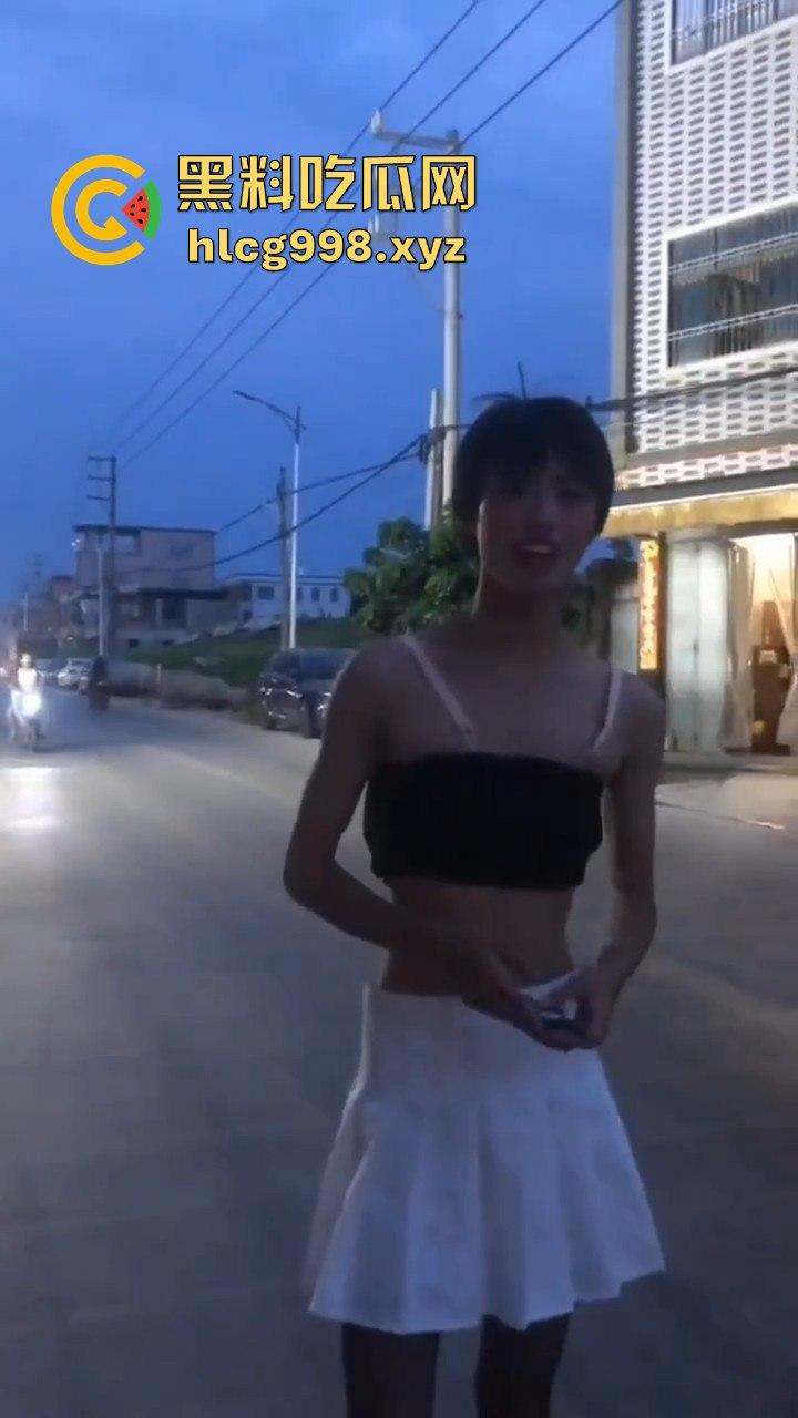 汕头女装大佬接受主人的变态任务，穿小裙子大街溜达回头率爆表！-3