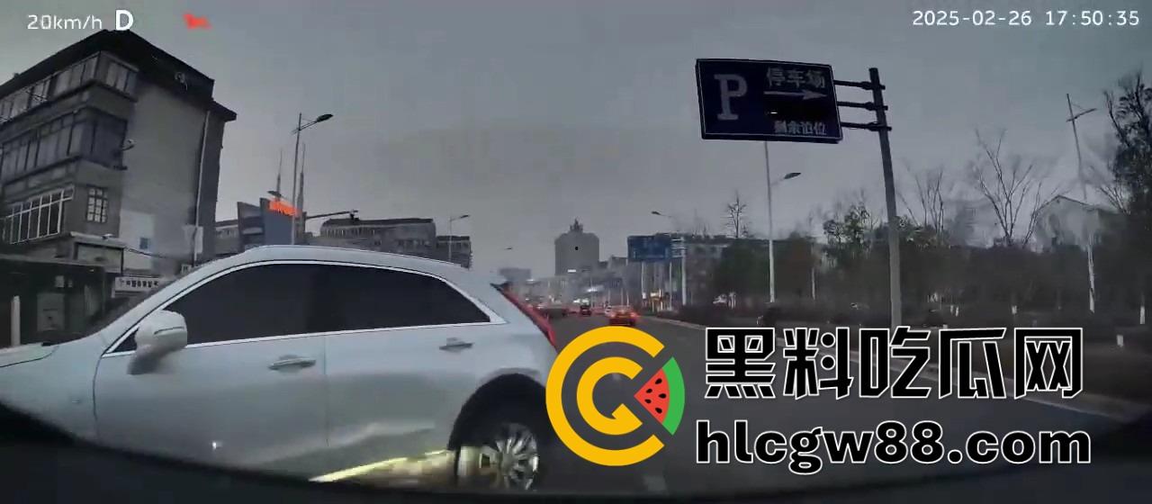 女友抢方向盘撞车差点送我上天，哭着求我别报警，这绿茶婊还想让我原谅她！-8