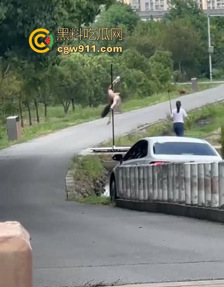 午休散步偶遇钢管舞主播户外直播，利用户外灯柱上演诱人舞蹈，全网重金求这主播信息，这身材直接爱了！-4