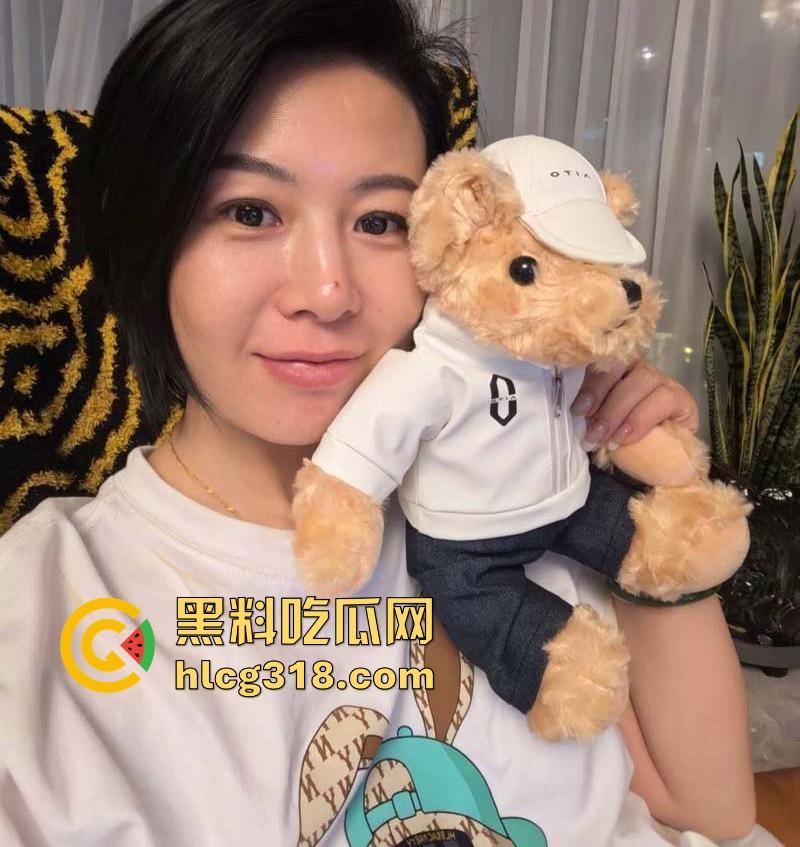 浙江极品人妻【王权怡】性爱视频曝光！短发熟妇在线约炮，淫水狂流骚态诱人，骑乘榨精浪叫声不断！-1