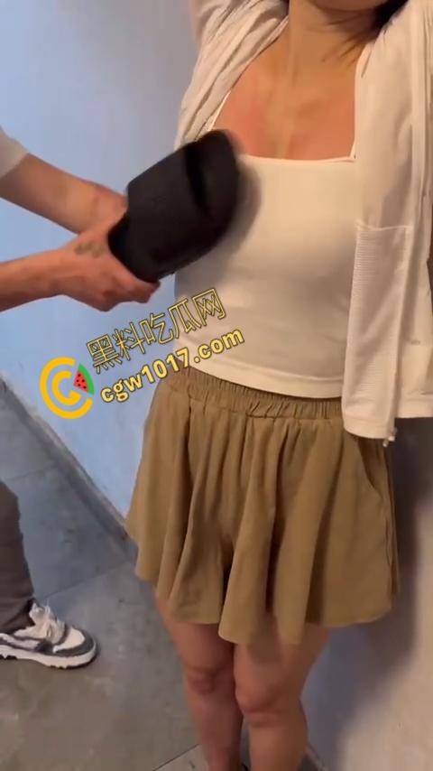 直播惨烈SHOW：网红女主播打奶惩罚！雪白嫩肉遭拖鞋撕心裂肺拍打，嗷嗷直叫悬泪，观众疯狂！-1